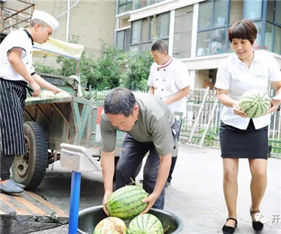 買下一整車西瓜，讓瓜農(nóng)早點(diǎn)回家